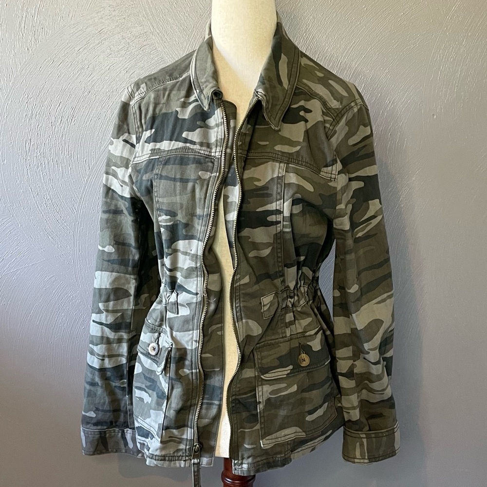 Express Jacket Color, Camouflaged Green Jacket Size Medium.Zip-front Jacket
